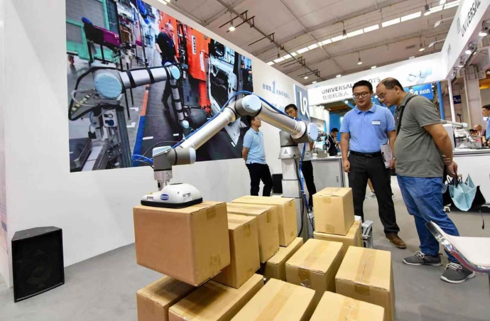 智慧仓储物流 看拣货机械人
