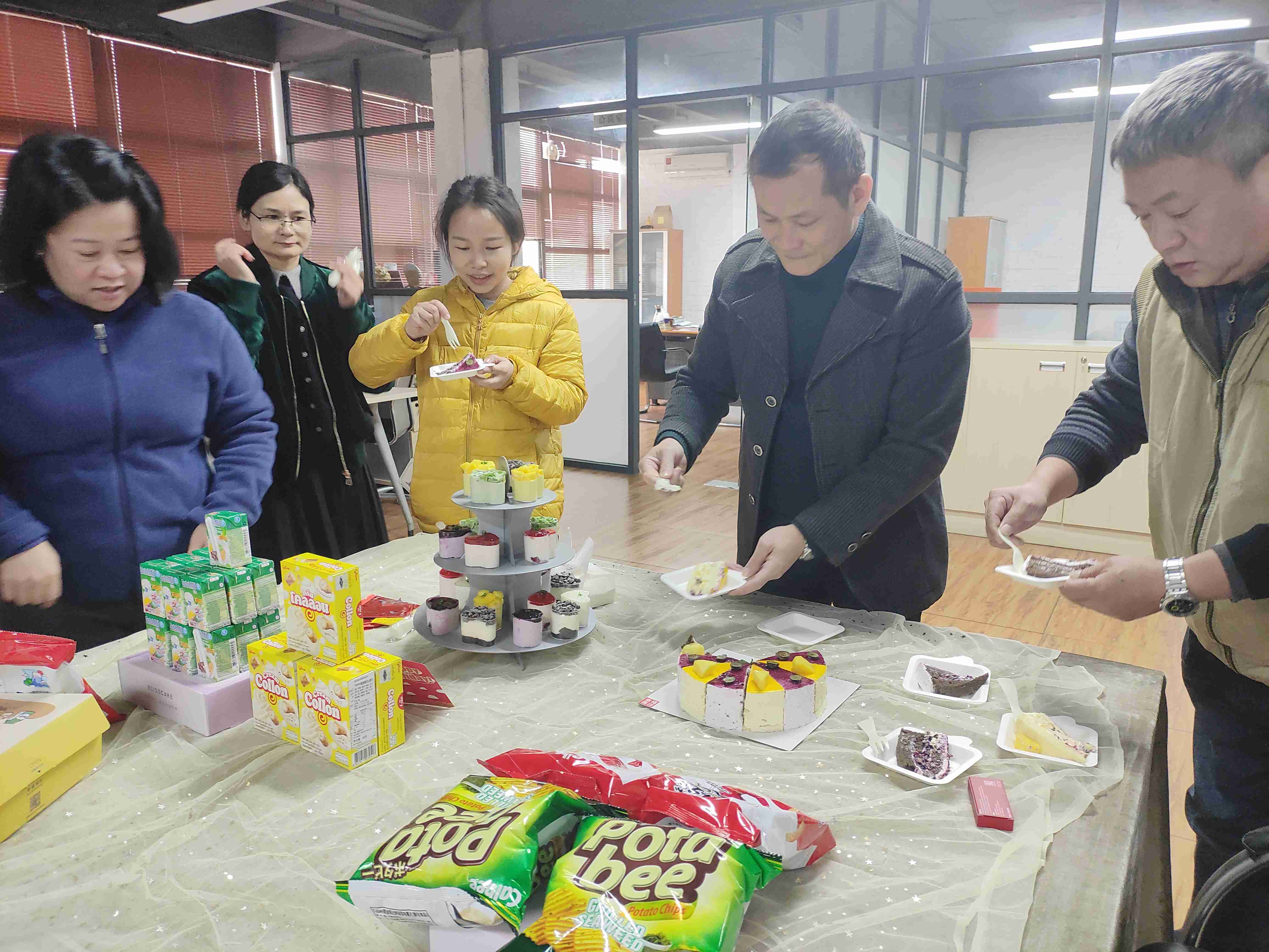 拉萨仓储公司第四时度生日会