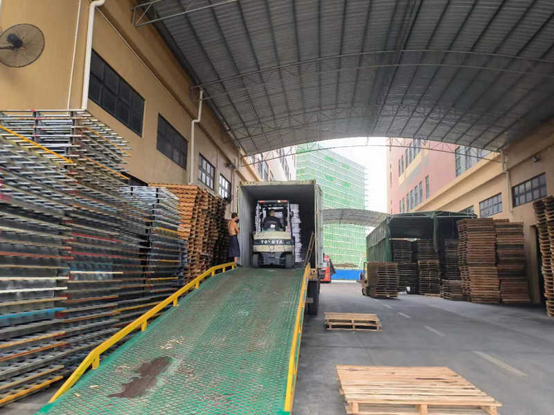 仓储中装卸平台的幼机密