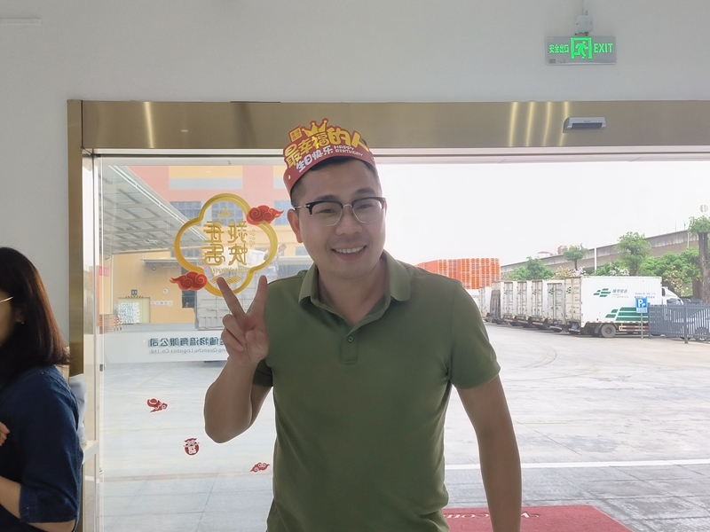 寿星头戴生日帽