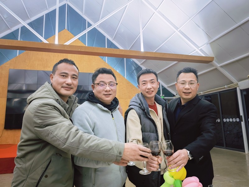 1739174797783837.jpg 0367fca9f76ade6eef57d7118c77501.jpg